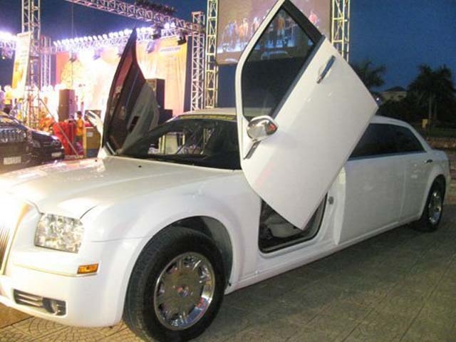 Cho thuê xe 4 chỗ VIP CHRYSLER LIMOSIN